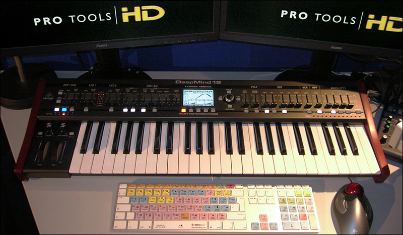 Photo - Behringer DeepMind 12 in de studio