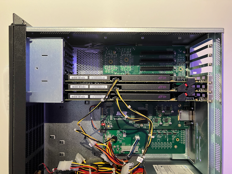 Photo open Digidesign EB7 PCIe Expansion Chassis with 3 Pro Tools HDX cards
