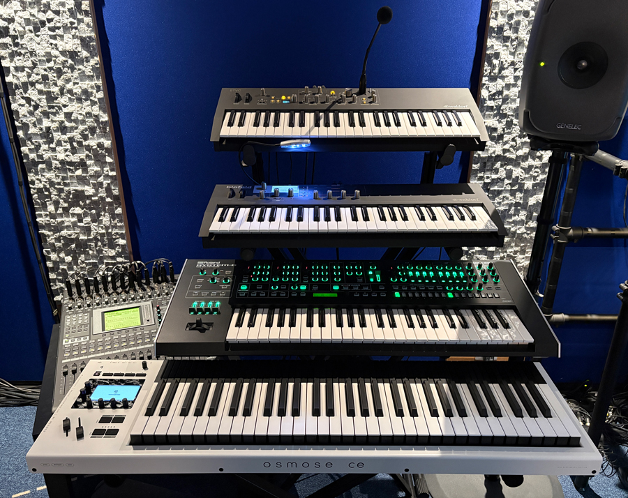 Photo Expressive E - Osmose CE 61 in the studio