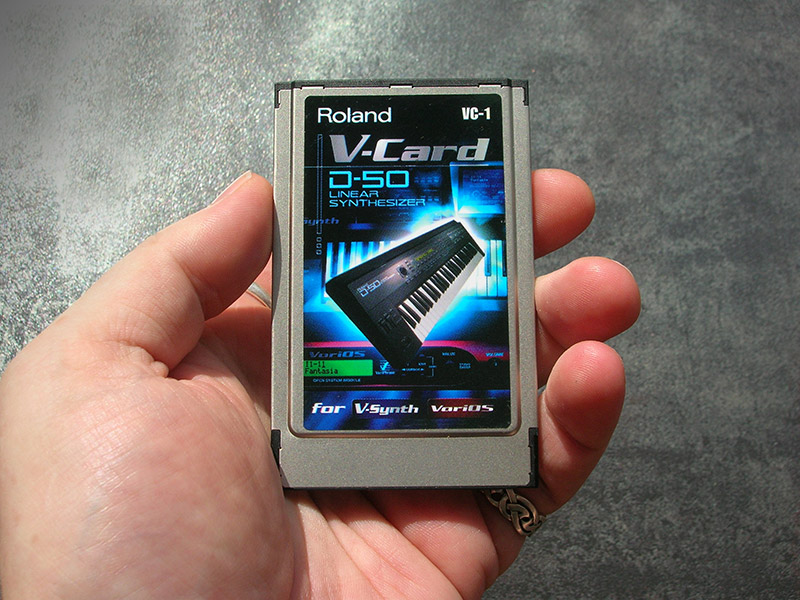Photo Roland V-Card in hand